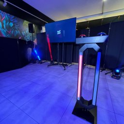 EVENTIVITY GROUP PAULINA TRYTKO - Interaktywna instalacja eventowa z ekranem, przyciskami i oświetleniem LED w kolorach czerwieni i błękitu, gotowa do użycia podczas imprezy.