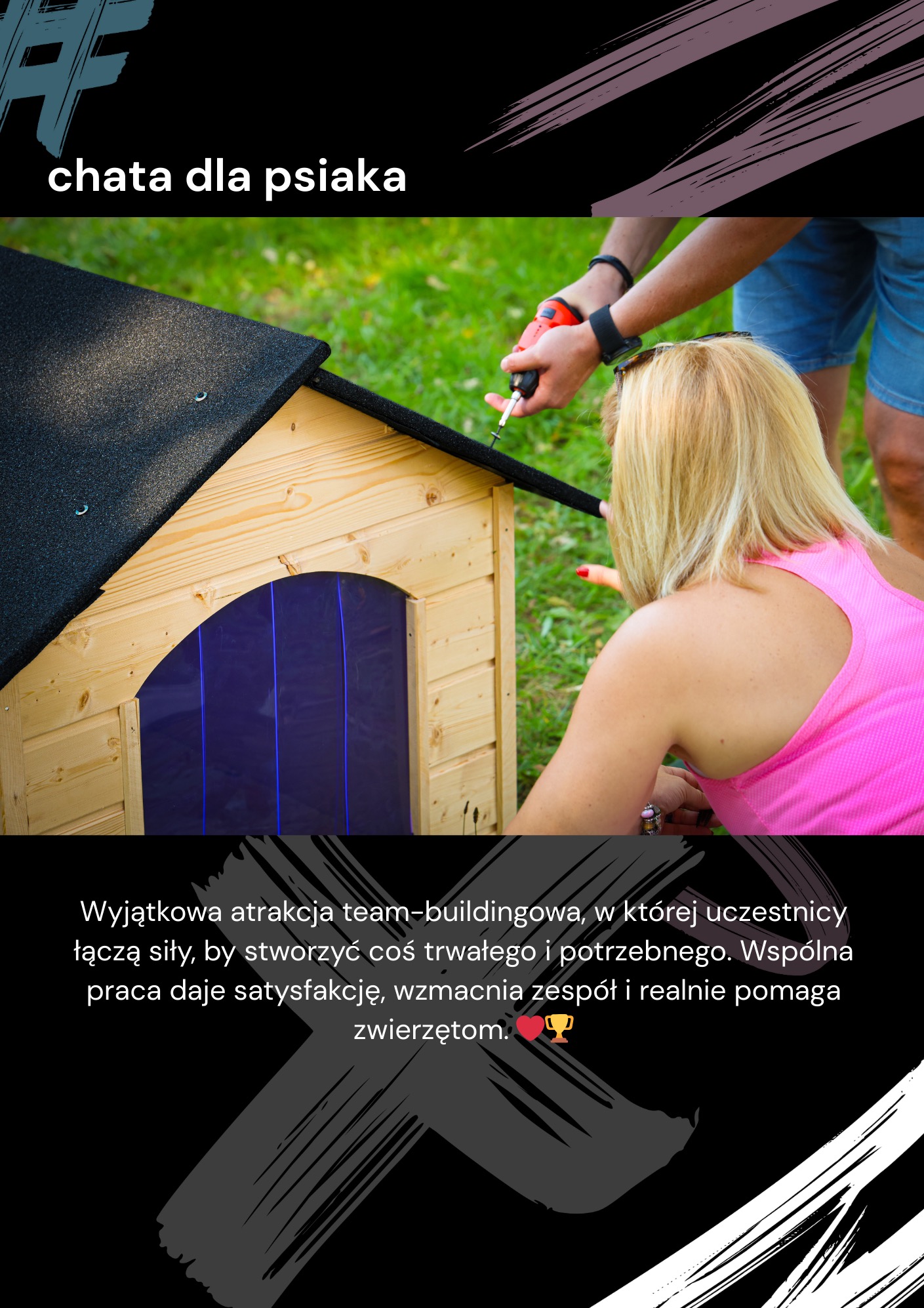 Budowa budy dla psa podczas imprezy integracyjnej. Osoby skręcają drewnianą konstrukcję w plenerze, używając wkrętarki. Widoczna część budy z czarnym dachem.