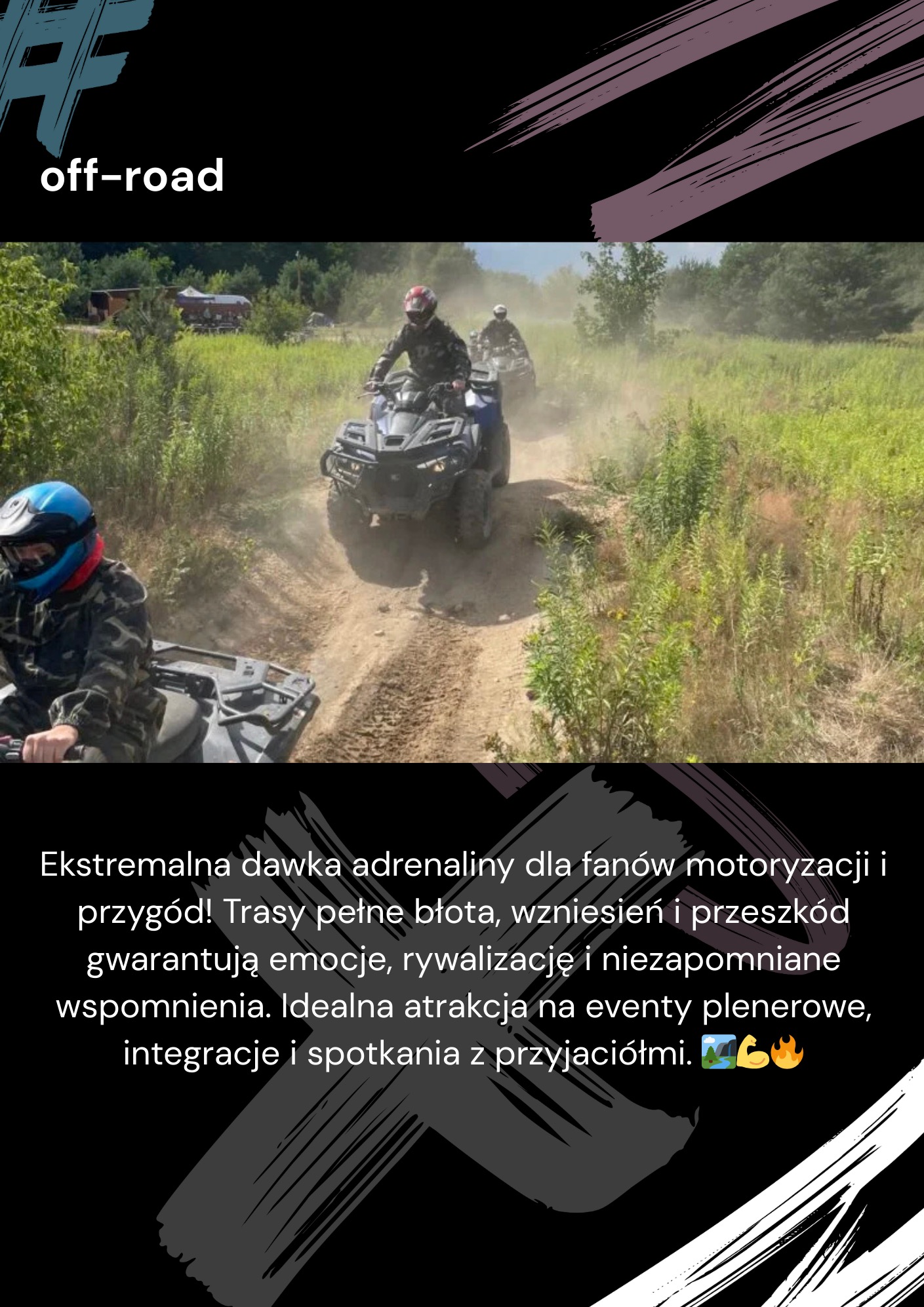 Jazda na quadach po błotnistej trasie off-road. Trzech uczestników w kaskach, zarośnięty teren, kurz. Atrakcja na imprezy plenerowe i integracje.