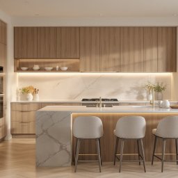 AMP INWESTYCJE SPÓŁKA Z OGRANICZONĄ ODPOWIEDZIALNOŚCIĄ - Nowoczesna kuchnia z drewnianymi szafkami, marmurowym blatem i wyspą. Cztery krzesła barowe z beżową tapicerką. Oświetlenie LED podkreśla marmurowy backsplash.