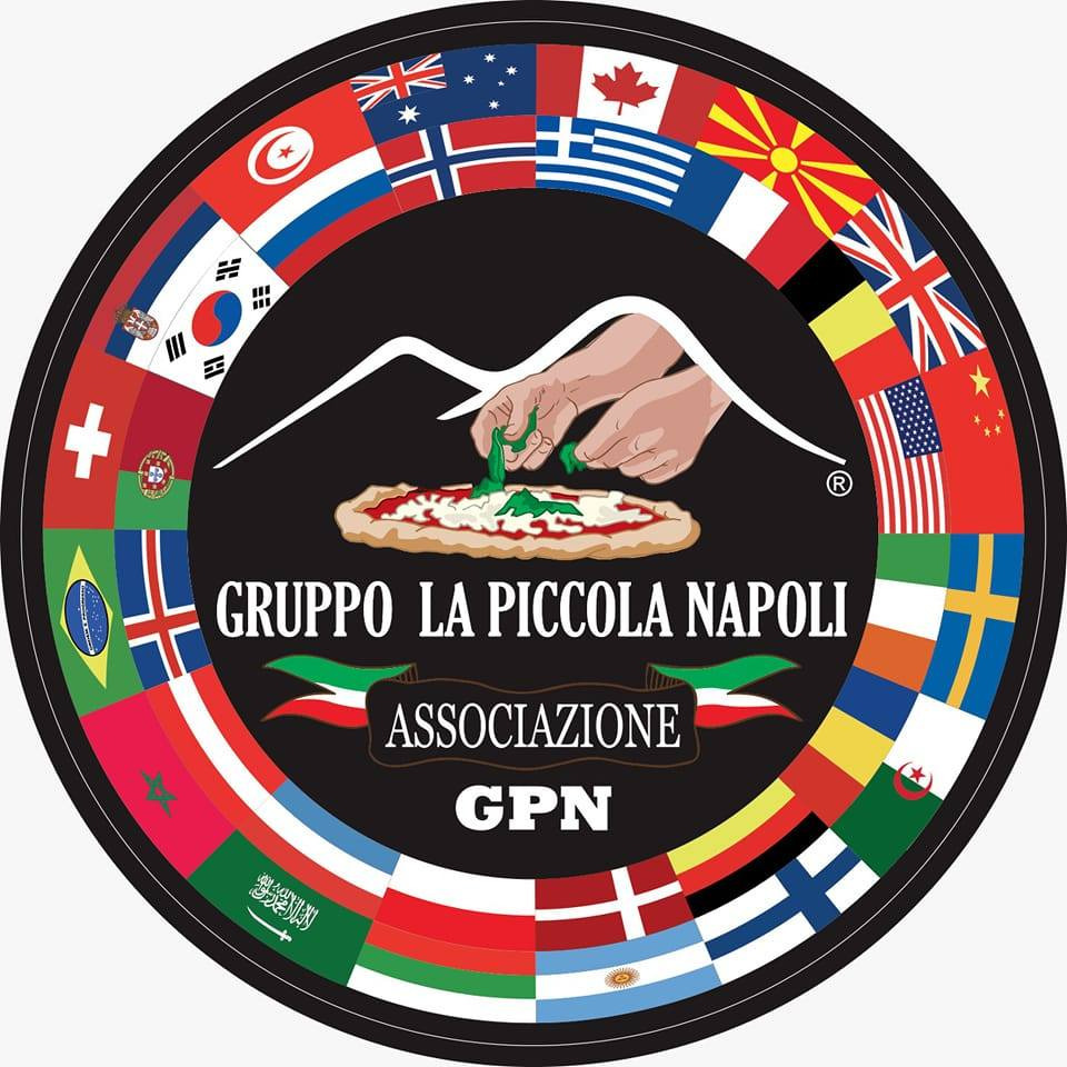Logo Gruppo La Piccola Napoli z pizzą i dłońmi dodającymi składniki, otoczone flagami państw. Czarno-białe góry w tle. Napis 'Associazione GPN'.