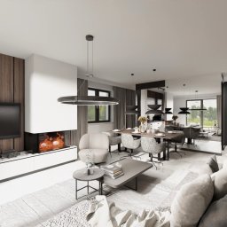 Hus architektura wnętrz - Wnętrze salonu z jadalnią w nowoczesnym stylu: drewniana ściana z TV, kominek, okrągły żyrandol nad stołem, szara sofa i marmurowa podłoga. Widok na ogród przez okno.