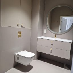 Wykonanie kompleksowego wykończenia przestrzeni sanitarnej
Wymiana instalacji wodno-kanalizacyjnej i instalacji elektrycznej.
Położenie glazury, montaż armatury.
Wykonanie nowej zabudowy meblowej na wymiar.