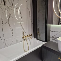 Remont łazienki u Klienta indywidualnego. Wymiana instalacji wod.-kan., montaż nowych punktów elektrycznych i świetlnych.
Położenie glazury. Montaż nowoczesnej armatury. Wykonanie zabudowy meblowej, zrealizowanej zgodnie z wytycznymi Klienta.