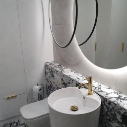 Wykonanie przestrzeni łazienkowej w mieszkaniu w stanie deweloperskim. Łazienka wykonana na podstawie przygotowanego przez firmę BeEcoEnergy projektu architektonicznego i wizualizacji, przygotowanych we współpracy z Klientem indywidualnym.