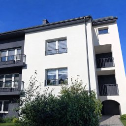 Wykonanie kompleksowej termomodernizacji styropianem grafitowym o grubości 15cm z wykończeniem tynkiem silikonowym w dwóch kolorach. Wymiana źródła ciepła
 oraz montaż nowej instalacji PV.
