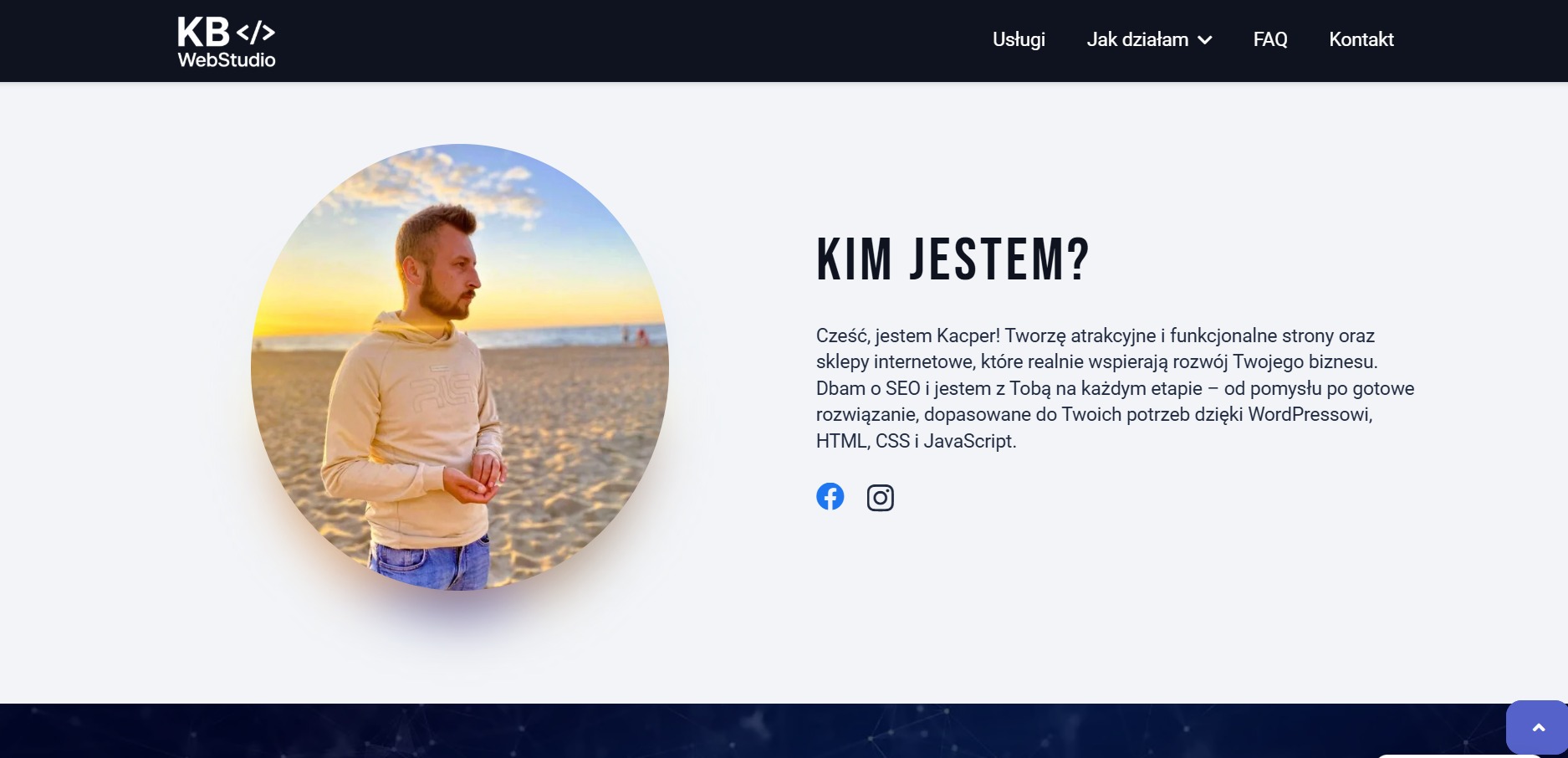 Strona internetowa z wizerunkiem programisty na tle plaży o zachodzie słońca. Widoczne menu nawigacyjne i tekst 'Kim jestem?' z opisem usług tworzenia stron i sklepów.