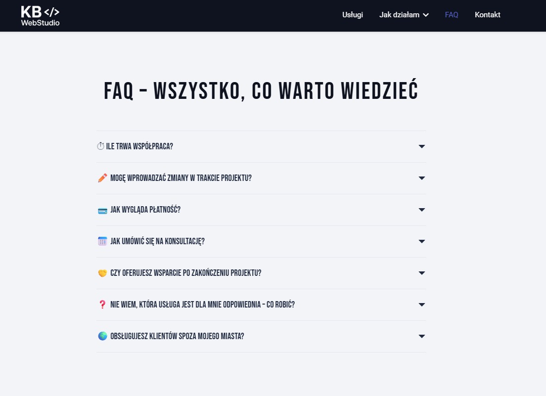 Strona internetowa z sekcją FAQ WebStudio, zawierającą rozwijane pytania dotyczące współpracy, płatności, konsultacji i wsparcia po projekcie. Minimalistyczny design w odcieniach bieli i granatu.