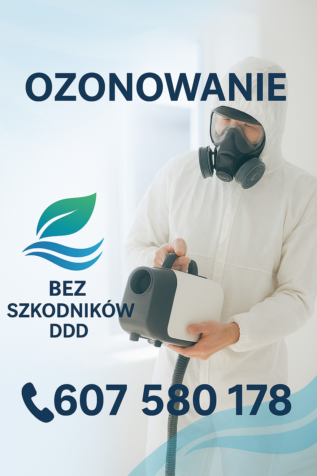 Ozonowanie: pracownik w kombinezonie i masce trzyma urządzenie do ozonowania. Widoczne logo firmy i numer telefonu. Usługi DDD.
