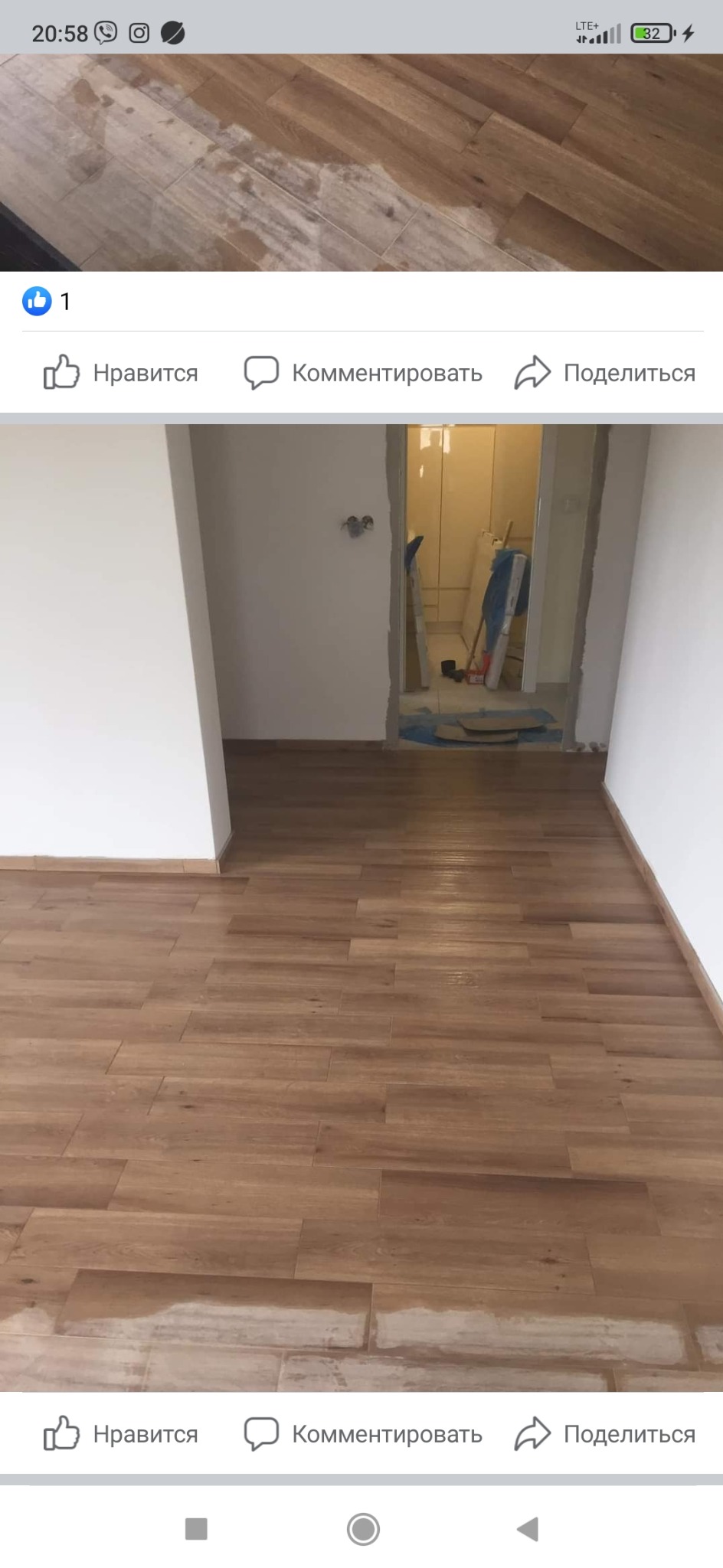 Ułożona podłoga z paneli imitujących drewno w jasnym wnętrzu. Widoczne białe ściany i fragment łazienki w trakcie wykańczania. Częściowo widoczne zabrudzenia na podłodze.