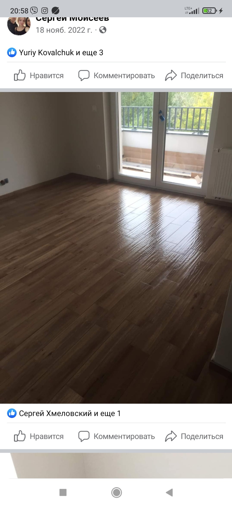 Błyszcząca, nowa podłoga z paneli w pustym pokoju z balkonem. Widoczne detale wykończenia i świeżo położona podłoga. Jasne wnętrze, naturalne światło.