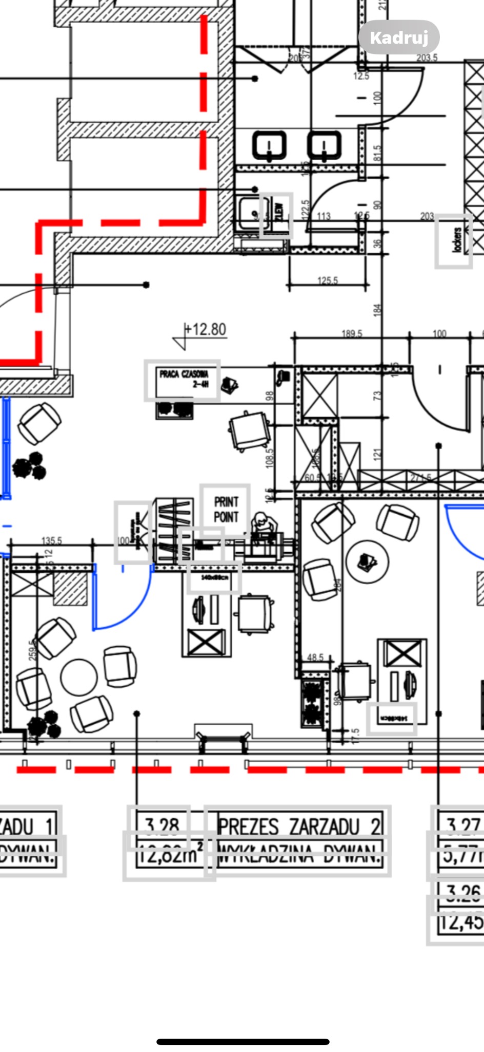 Plan architektoniczny wnętrza biura z rozmieszczeniem mebli, oświetlenia i wymiarami pomieszczeń. Widoczne oznaczenia stref pracy i komunikacji.