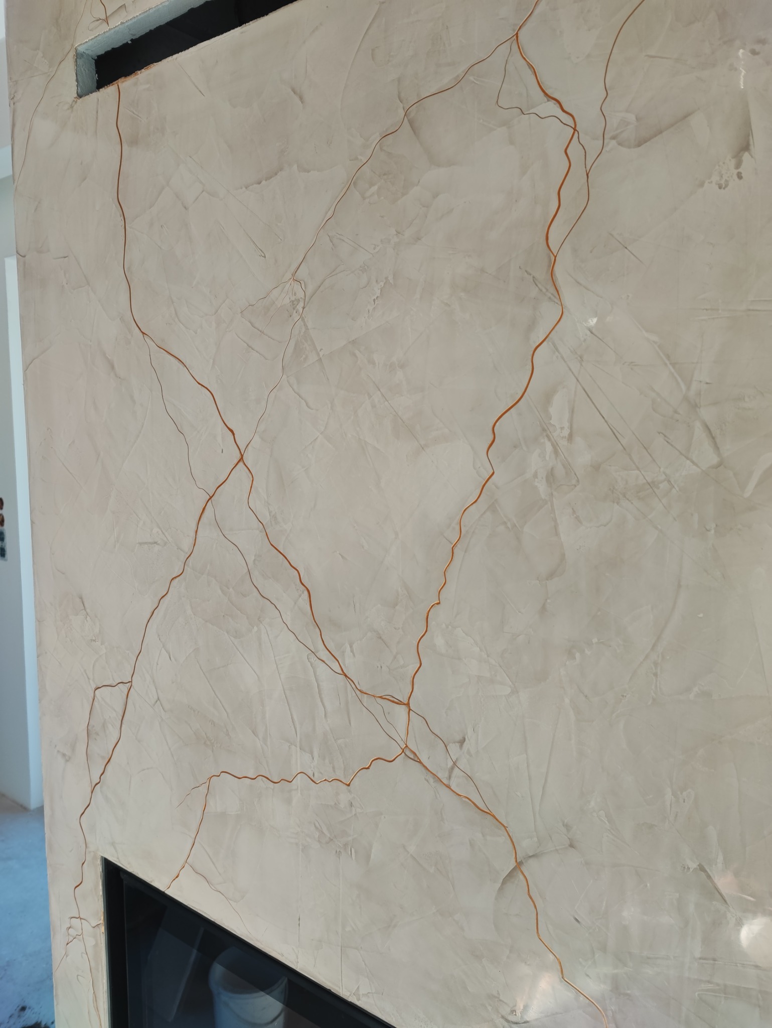 Stiuk wenecki z jegera kolor umber ze złotymi żyłami