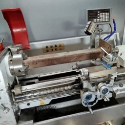 ATS Sowa - Tokarka CNC w Mysłowicach z zamocowanym metalowym profilem. Widoczny panel sterowania i narzędzia. Obróbka skrawaniem metali na tokarce numerycznej.