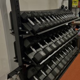 Realizacja stojaka pod hantle o dużej wytrzymałości 