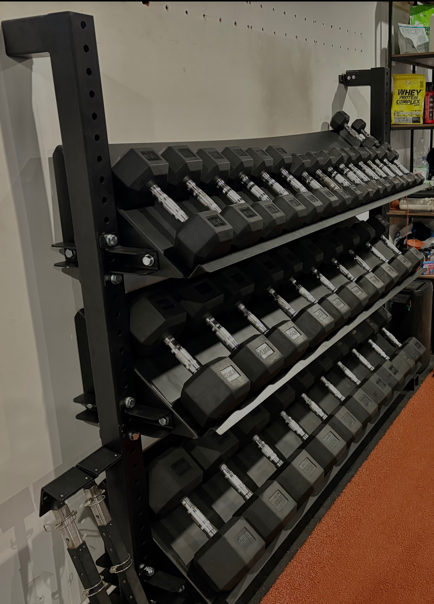 Realizacja stojaka pod hantle o dużej wytrzymałości