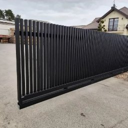 brama przesuwna wykonana przez firme jar-bet ze zboża