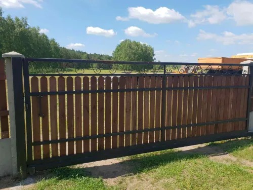 ogrodzenie betonowo-drewniane wykonane przez firme jar-bet jarosław trzaskowski