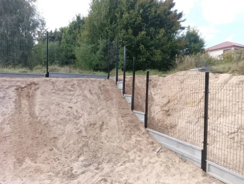 ogrodzenie panelowe wykonane przez firme jar-bet jarosław trzaskowski realizacja wykonana w więcborku