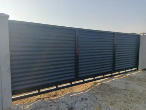 Nowoczesna, przesuwna brama wjazdowa z poziomymi panelami w odcieniach szarości, zamontowana między betonowymi słupkami. Widoczne elementy konstrukcyjne bramy.