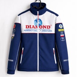GARMENT X STUDIO - Niebiesko-biała kurtka sportowa z logo i naszywkami, wisząca na wieszaku na białym tle. Widoczne detale, takie jak zamek błyskawiczny i wzór w szachownicę na mankietach.