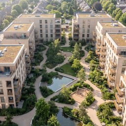 56CREATIVES - Widok z lotu ptaka na nowoczesne apartamentowce z zielonymi dachami i drewnianymi elewacjami, otaczające zielony dziedziniec z krętymi ścieżkami, oczkami wodnymi i placem zabaw.
