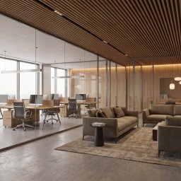 56CREATIVES - Nowoczesne biuro z przeszklonymi ścianami, drewnianym sufitem lamelowym, stanowiskami pracy z monitorami i elegancką strefą lounge z sofami, kominkiem oraz designerskimi lampami.