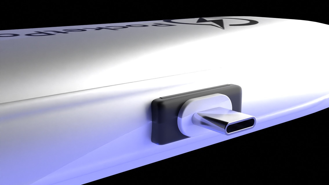 Szczegółowe ujęcie portu USB-C na białym urządzeniu z logo błyskawicy, na czarnym tle. Widoczne delikatne odbicia światła i gradient koloru.