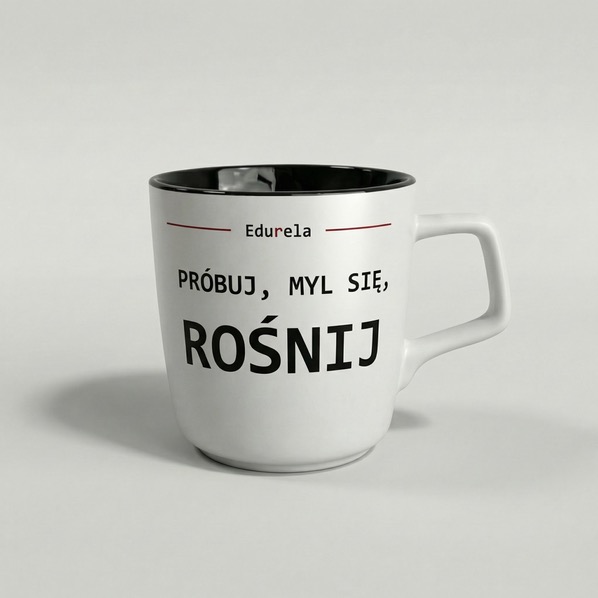 Biały kubek z czarnym wnętrzem i napisem 'Próbuj, myl się, rośnij' oraz nazwą 'Edurela' na jasnym tle. Minimalistyczny design, ostre światło.