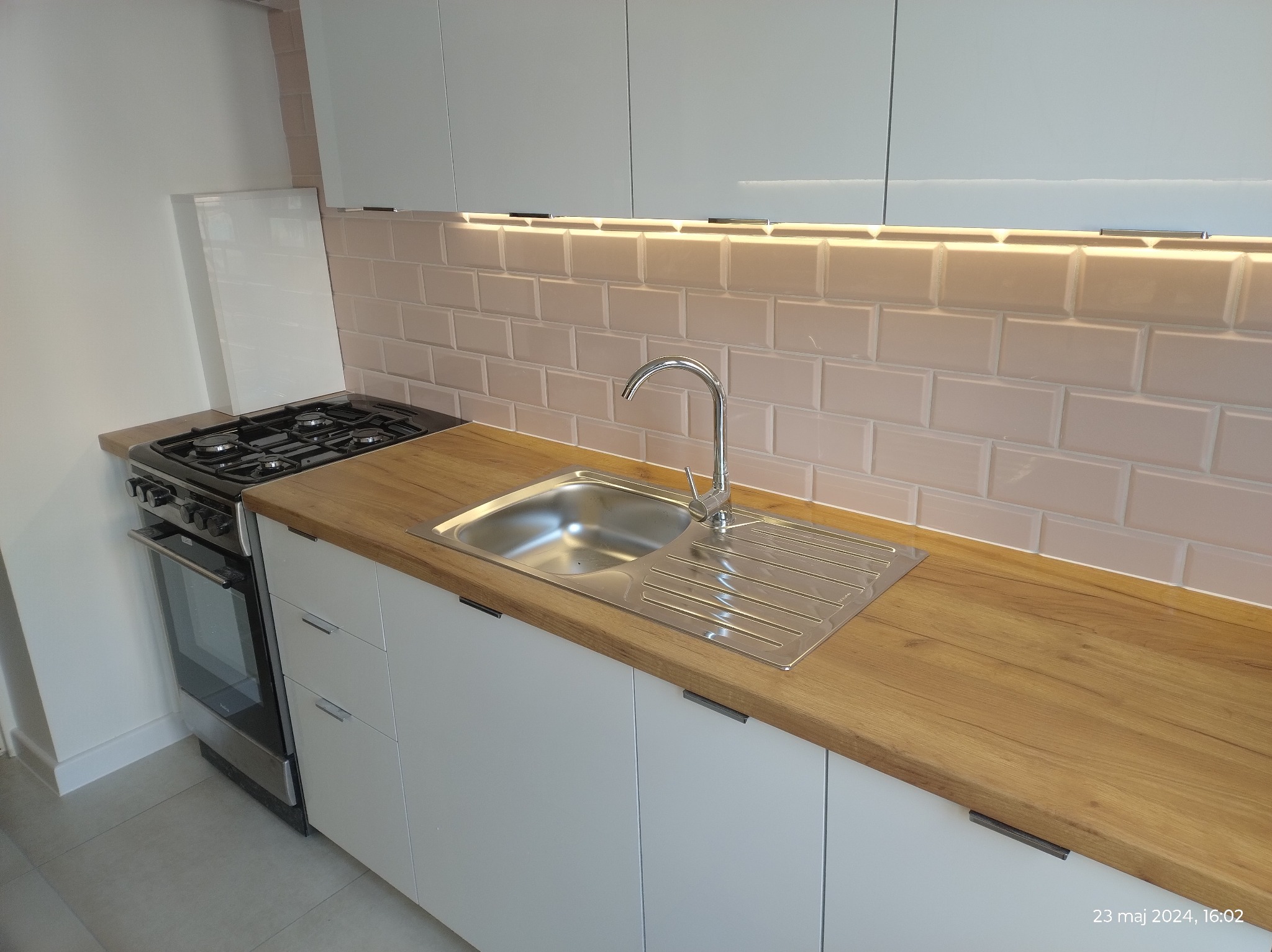 Montaż mebli kuchennych i płytek nad blatem