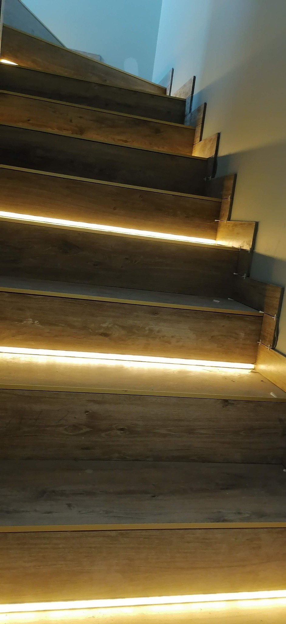 Układanie schodów i montarz oswietlenia