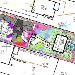 Seweryn Wiatr - Plan zagospodarowania działki z naniesionymi budynkami, zielenią i elementami infrastruktury. Widoczne oznaczenia geodezyjne i wymiary. Kolorowa grafika techniczna.