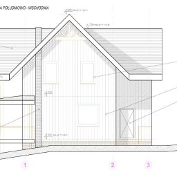 Seweryn Wiatr - Rzut elewacji południowo-wschodniej domu z drewnianą fasadą, oknami i dwuspadowym dachem, z detalami architektonicznymi i oznaczeniami wysokości.