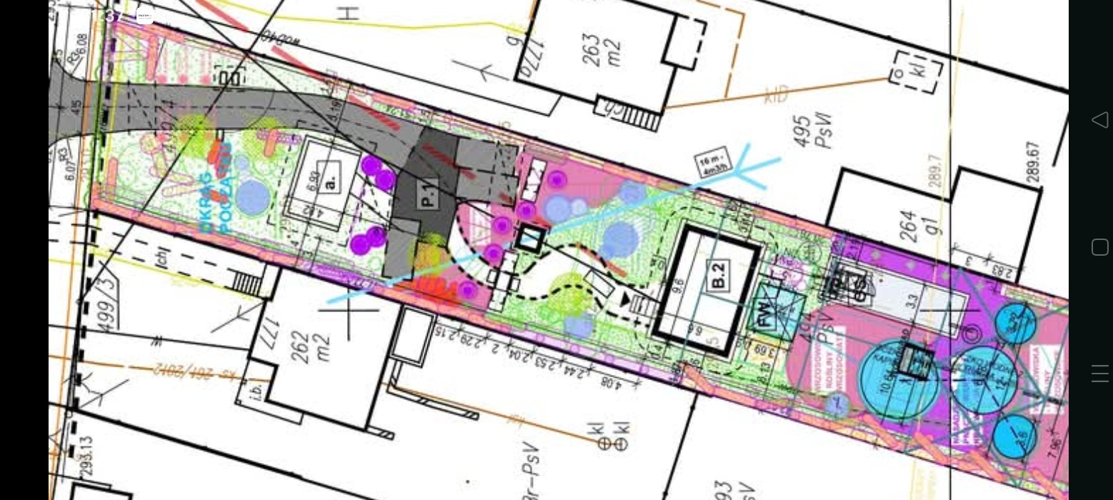 Plan zagospodarowania działki z naniesionymi budynkami, zielenią i elementami infrastruktury. Widoczne oznaczenia geodezyjne i wymiary. Kolorowa grafika techniczna.