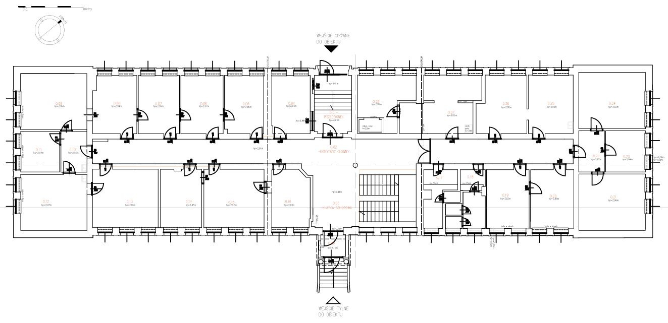Plan architektoniczny budynku usługowego z zaznaczonymi pomieszczeniami, wejściami i schodami. Rzut poziomy z góry, czarno-biały, z naniesionymi wymiarami i oznaczeniami.