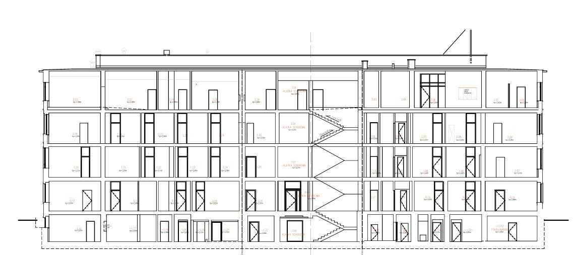 Przekrój pionowy budynku wielokondygnacyjnego z zaznaczonymi pomieszczeniami, schodami i oknami. Schemat architektoniczny z wymiarami i oznaczeniami. Inwentaryzacja budynku.