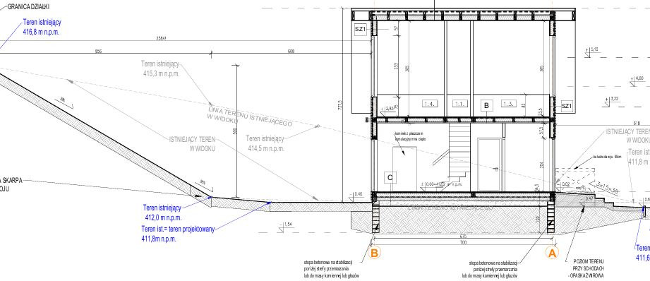 Przekrój pionowy budynku z naniesionymi poziomami terenu, detalami konstrukcyjnymi i wymiarami. Schemat techniczny z opisami w języku polskim.