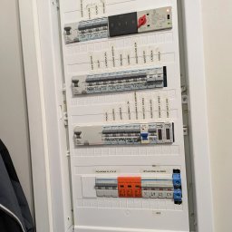 Modyfikujemy rozdzielnie elektryczne, aby były przystosowane do pracy z magazynem, inwerterem i energią odnawialną.