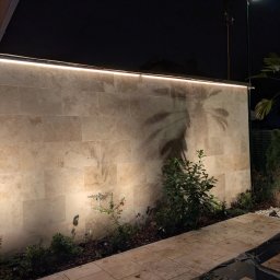 Dla jednego z klientów wykonaliśmy inteligentne oświetlenie ogrodu z automatyką (obsługą scen oświetleniowych, harmonogramów czasowych). Dostęp ze smartfona oraz z kliku miejsc poprzez piloty.