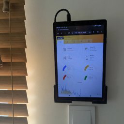 Na specjalne życzenie dokładamy nowoczesny monitor/tablet, z możliwością stałego podglądu instalacji z dowolnego miejsca w domu maksymalizując w ten sposób autokonsumpcję.