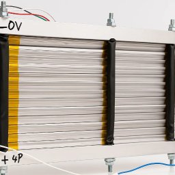 EkoSprzęt Filip Grygo - Szczegółowy widok pakietu akumulatorów LI-ION NCM z własnej produkcji, z widocznymi oznaczeniami biegunów i elementami konstrukcyjnymi.