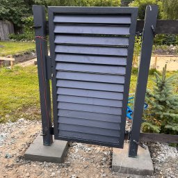 furtka. w trakcie montażu