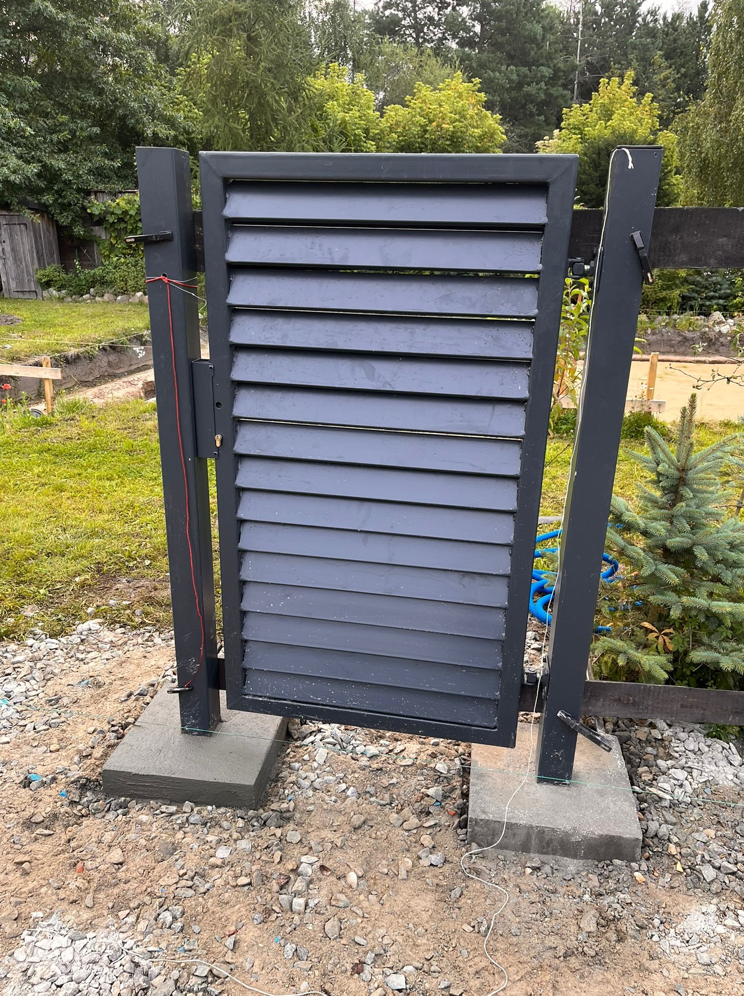 furtka. w trakcie montażu