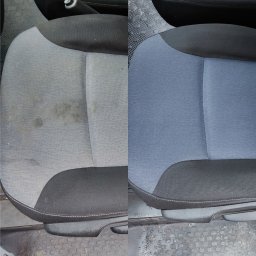 CZYSTO TU Cezary Spiżewski - Tapicerka fotela samochodowego w ujęciu 'przed i po' czyszczeniu. Po lewej widoczne zabrudzenia, po prawej czysta, odświeżona powierzchnia. Widoczny fragment odkurzacza.