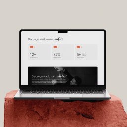 Jedenastka Studio - Laptop prezentuje stronę z informacjami o firmie: lata doświadczenia, procent zadowolonych klientów. Minimalistyczny design, stonowana kolorystyka, nowoczesny wygląd.