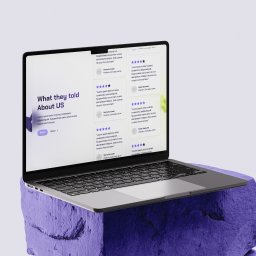 Jedenastka Studio - Laptop prezentuje stronę z opiniami klientów, umieszczony na fioletowej, teksturowanej podstawie. Widoczny ekran z układem recenzji i gwiazdek.