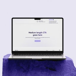 Jedenastka Studio - Laptop z otwartą stroną internetową prezentującą CTA i opinie klientów, umieszczony na fioletowej, teksturowanej powierzchni. Minimalistyczny design strony.