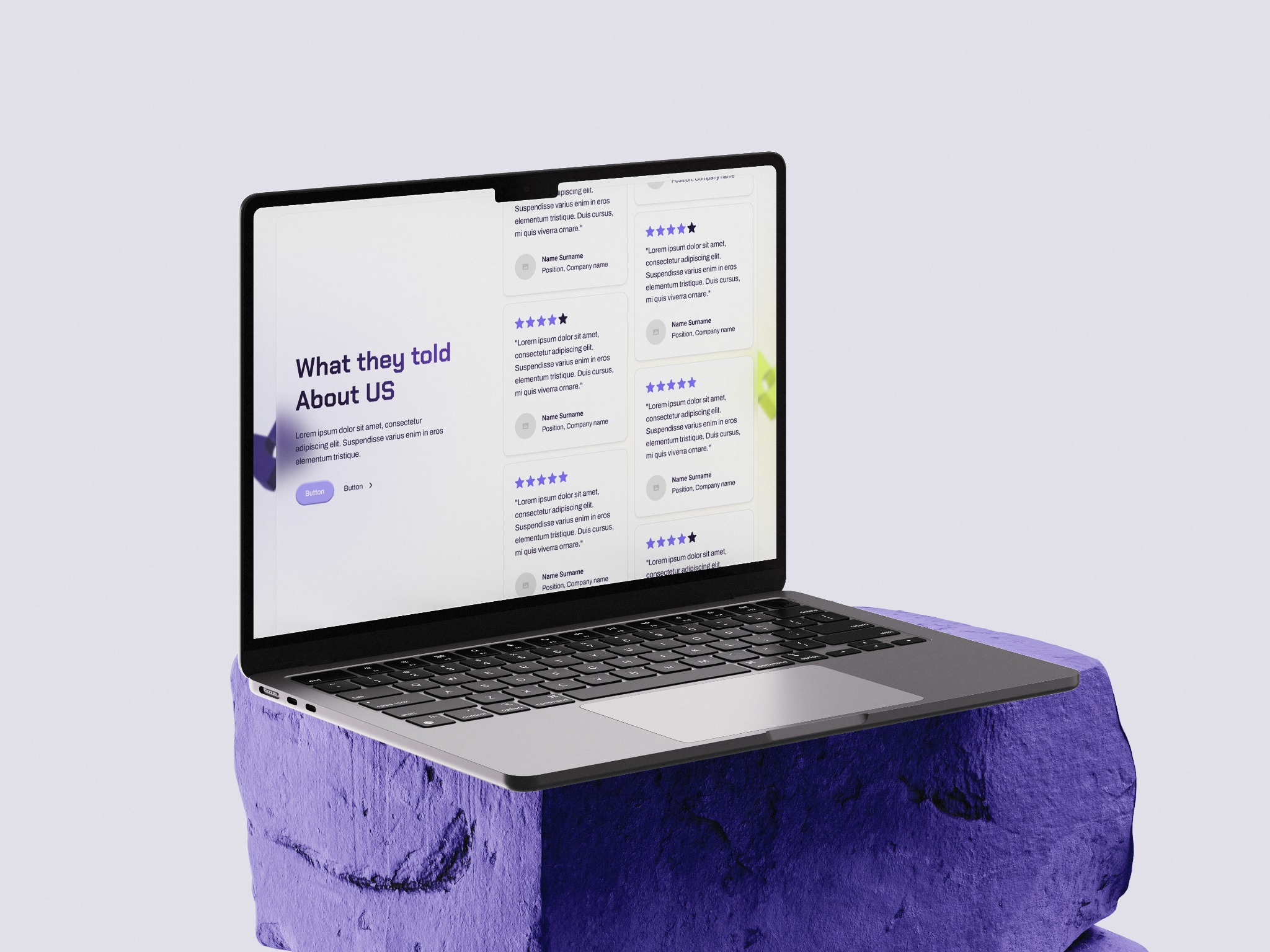Laptop prezentuje stronę z opiniami klientów, umieszczony na fioletowej, teksturowanej podstawie. Widoczny ekran z układem recenzji i gwiazdek.