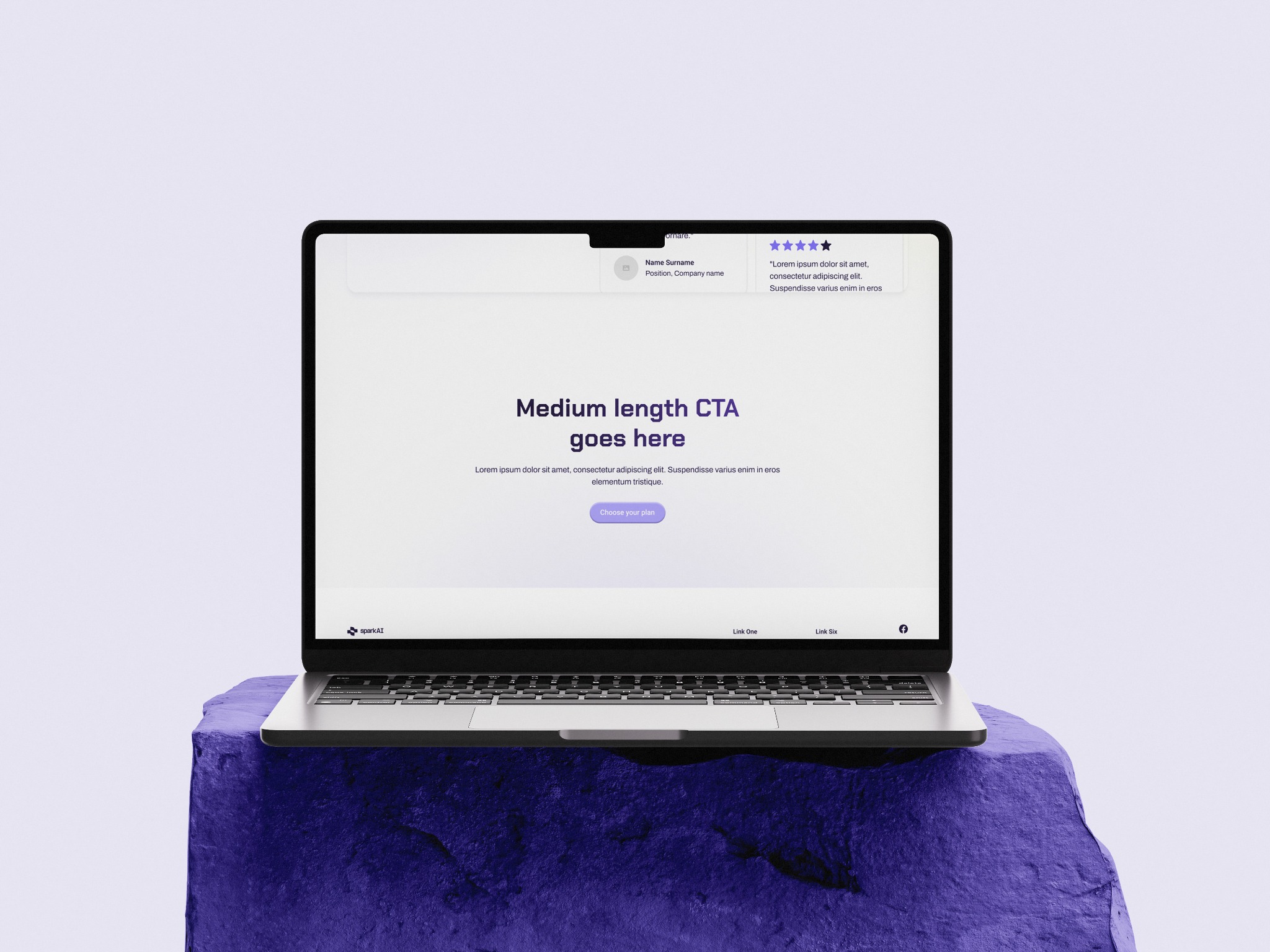 Laptop z otwartą stroną internetową prezentującą CTA i opinie klientów, umieszczony na fioletowej, teksturowanej powierzchni. Minimalistyczny design strony.