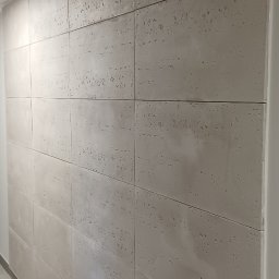 Usługi ogólnobudowlane Łukasz Sosnowski - Położenie betonu architektonicznego na ścianie